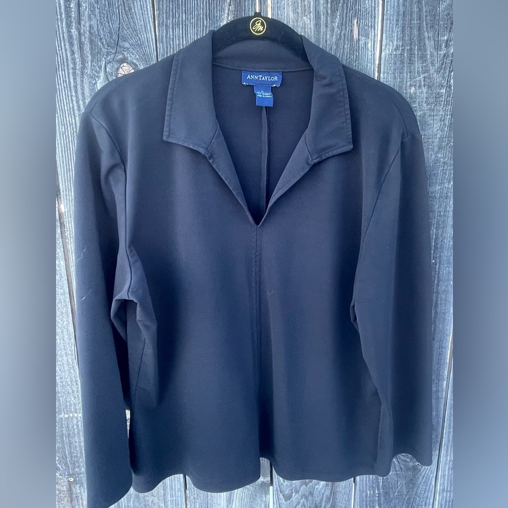 Ann Taylor Women’s V Neck Black Blouse. Size Large